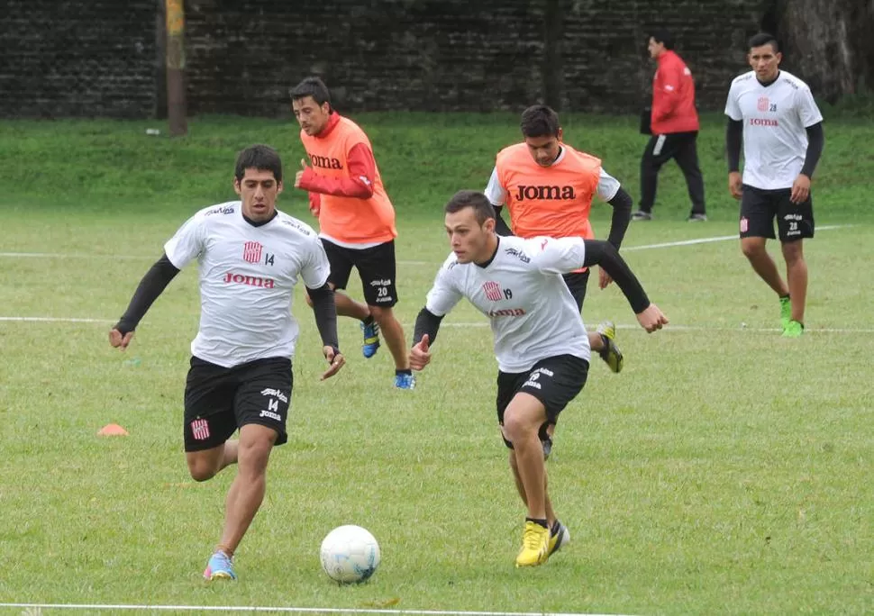 TAREA. César More jugó su mejor partido con la camiseta “santa” contra Libertad. 