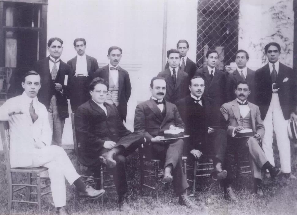 JUAN B. TERÁN. El rector, al centro. Lo rodean, desde la izquierda, los profesores William Cross, Arturo Rosenfeld, Juan J. Chavanne y Fidel Zelada.  la gaceta / archivo