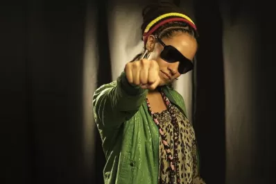 Alika trae su mensaje de respeto a la persona