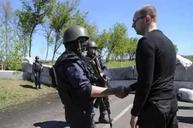 Putin retira tropas de la frontera y se distancia de los separatistas