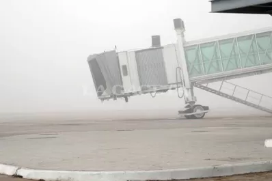 La densa niebla cubrió el aeropuerto y varias ciudades durante la mañana