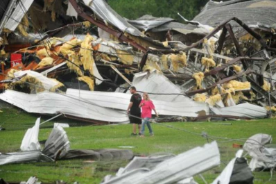 El devastador paso de un tornado, captado por una cámara de seguridad