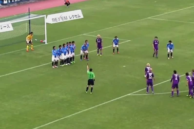 Insólita jugada: Hacen fila para patear un tiro libre