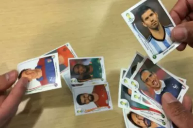 Un profesor les sacaba las figuritas del Mundial a sus estudiantes y las utilizaba para llenar su álbum