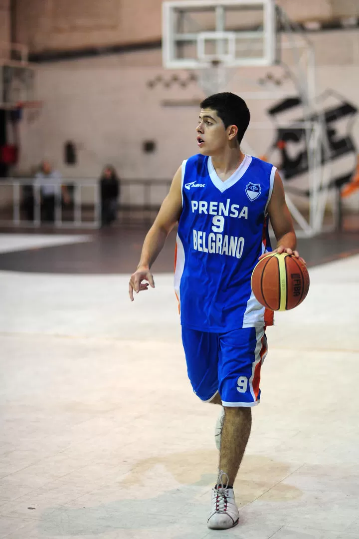 PROTAGONISMO. El juvenil base Gastón Salazar se consolida en Belgrano. 