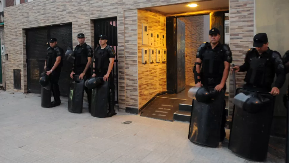 OPERATIVO. Varios policías participaron del allanamiento en calle Laprida. LA GACETA/ FOTO DE INÉS QUINTEROS