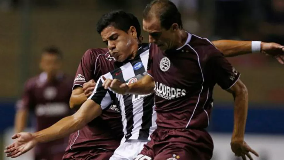 EN CARRERA. Lanús intenta derrotar a Bolívar para avanzar en la Copa Libertadores. En la foto Leandro Somoza, quien se encuentra jugando contra el equipo de Bolivia.