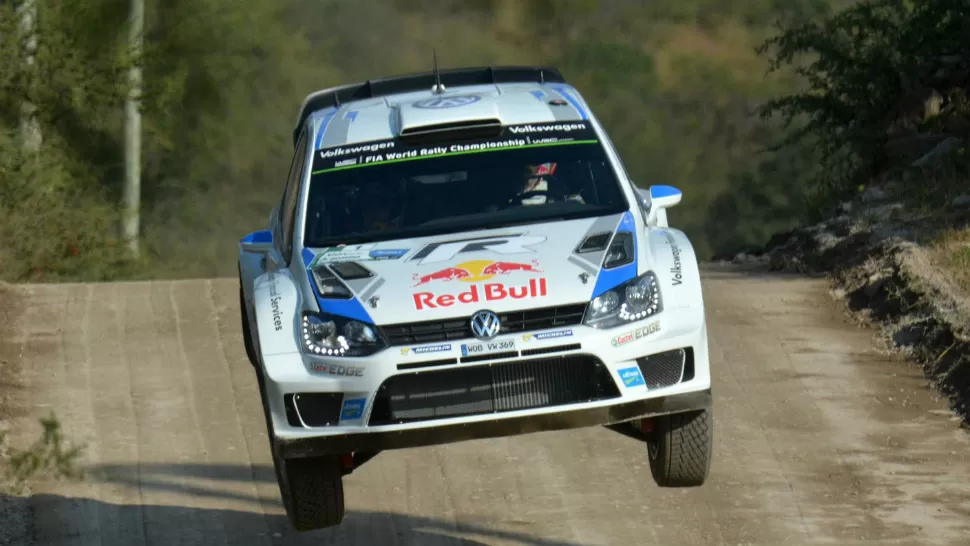 EN ACCION. En la primera prueba puntuable del Rally Argentina 2014, Sebastien Ogier marcó el mejor tiempo del Super Especial del parque Temático en Carlos Paz. TELAM