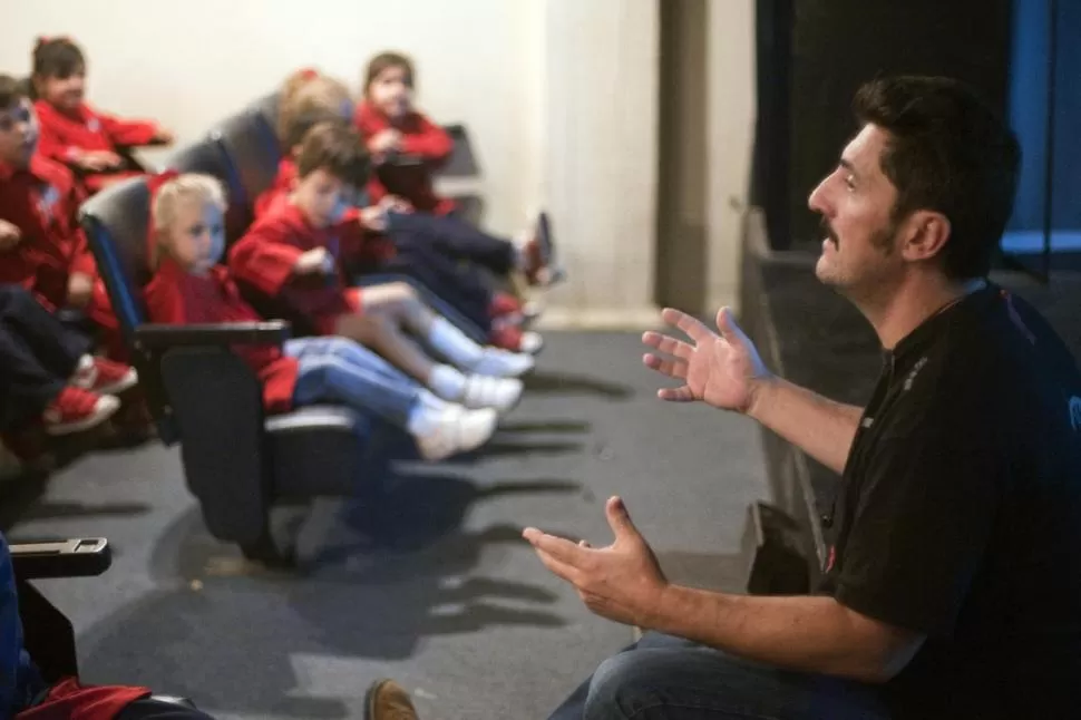 EN LA SALA. El presentador apura la introducción; el público de cinco años está ansioso porque se apaguen las luces y comience la magia del cine. la gaceta / foto de diego araoz 