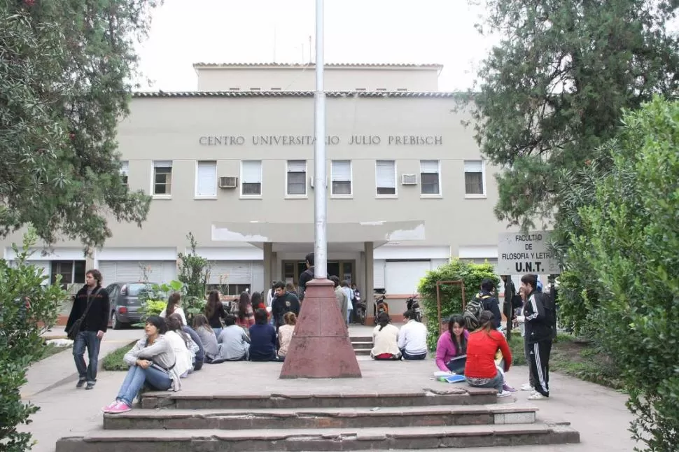 MÁS ESPACIO. Alumnos de Letras piden más salas para mayor comodidad. 