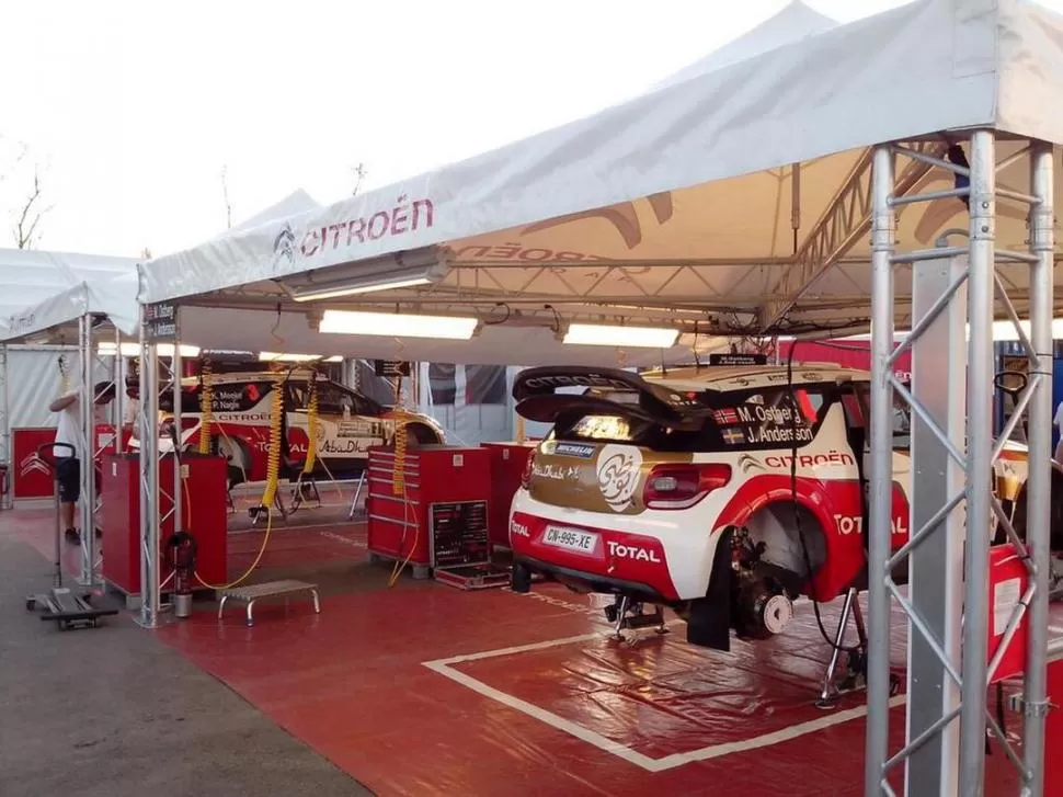 ÚLTIMOS APRESTOS. Los autos del equipo oficial Citroën, ayer, en el parque de asistencia y luego de superar la verificación técnica. Hoy tienen el primer desafío. 