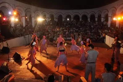 El teatro callejero invade la ciudad e invita a divertirnos