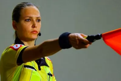 La sexy jueza de línea que derrite a jugadores e hinchas en Brasil