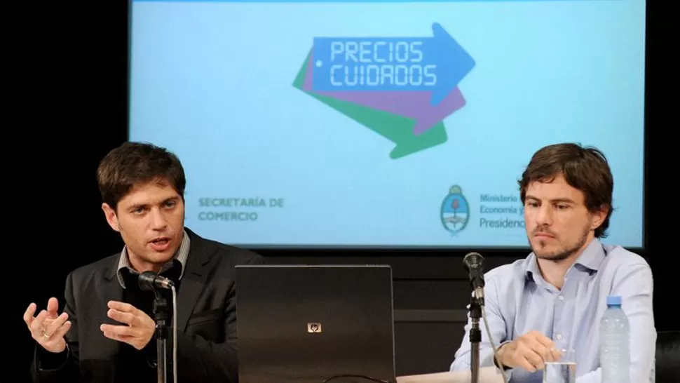 VERSIÓN OFICIAL. Kicillof (a la derecha de Costa) dijo que se registró una fuerte desaceleración en los precios de los alimentos. DyN