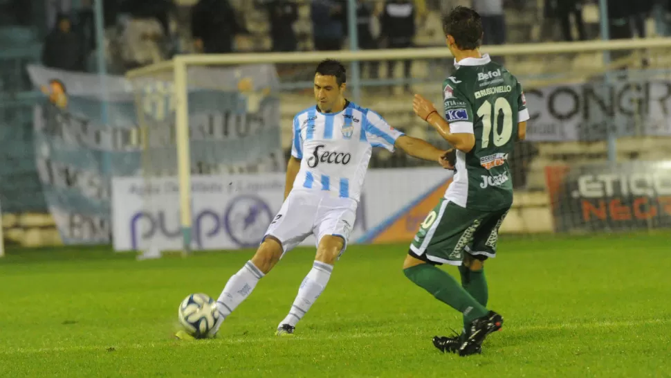 EN VENTAJA. Javier Malagueño intenta despejar la pelota. Atlético busca el triunfo que le permita terminar con el maleficio. Le va ganando 1 a 0 a Sarmiento en el Monumental. LA GACETA / HECTOR PERALTA