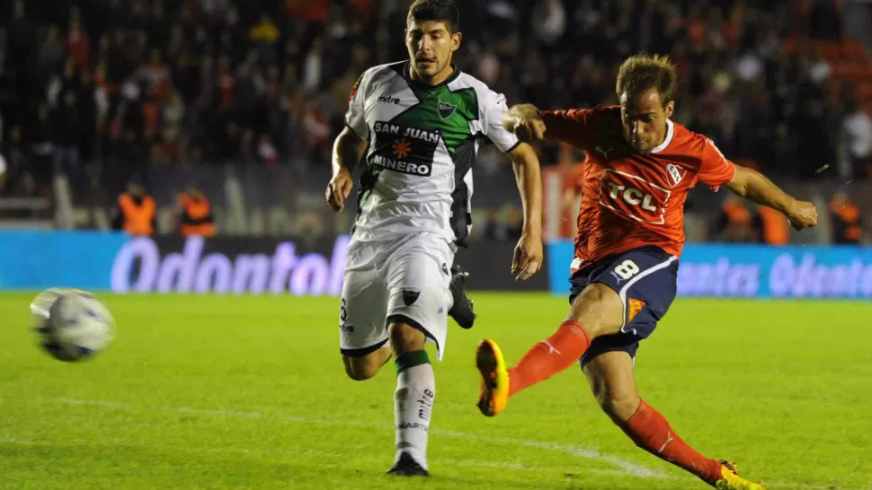 GOL ROJO- Pocho Insúa remata par convertir el segundo gol de Independiente en el cotejo frente a San Martín de San Juan por la fecha 37 del torneo de la Primera B Nacional en el estadio Libertadores de América de Avellaneda. TELAM