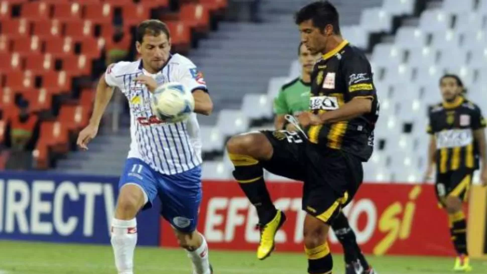 TRIUNFO CON PREMIO. Olimpo de Bahía Blanca venció a Godoy Cruz de Mendoza por 3-1, como local en el estadio Roberto Carminatti, y mantuvo su lugar en la Primera División del fútbol argentino, tras comenzar la 18va. y penúltima jornada del Torneo Final.