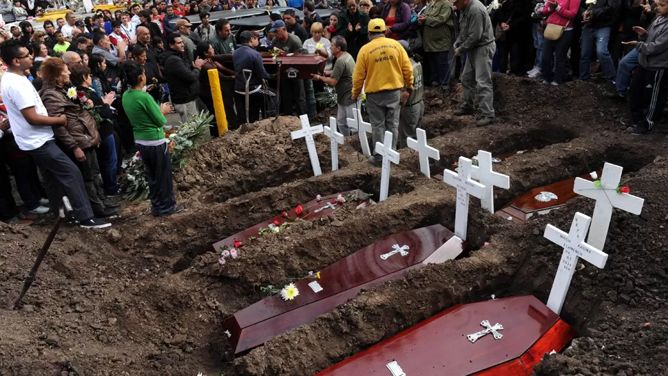 TRISTEZA. Los ocho integrantes de la familia fueron enterrados esta tarde. TELAM