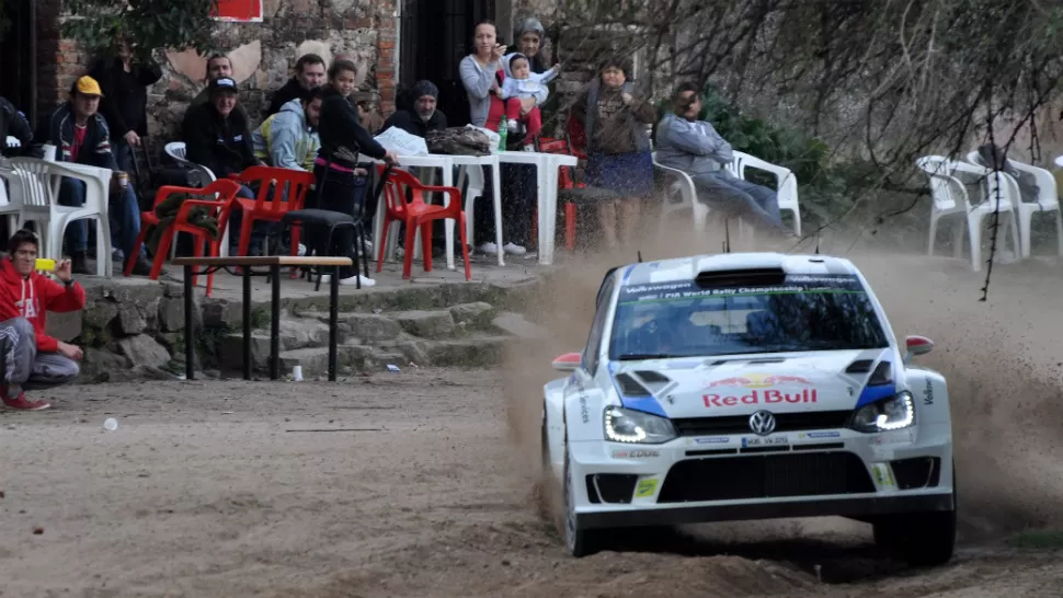  JUSTO. Latvala hizo la diferencia en el último especial: le sacó casi 20” a Ogier. El finlandés toma una curva a la perfección en el tramo Santa Catalina-La Pampa. TELAM