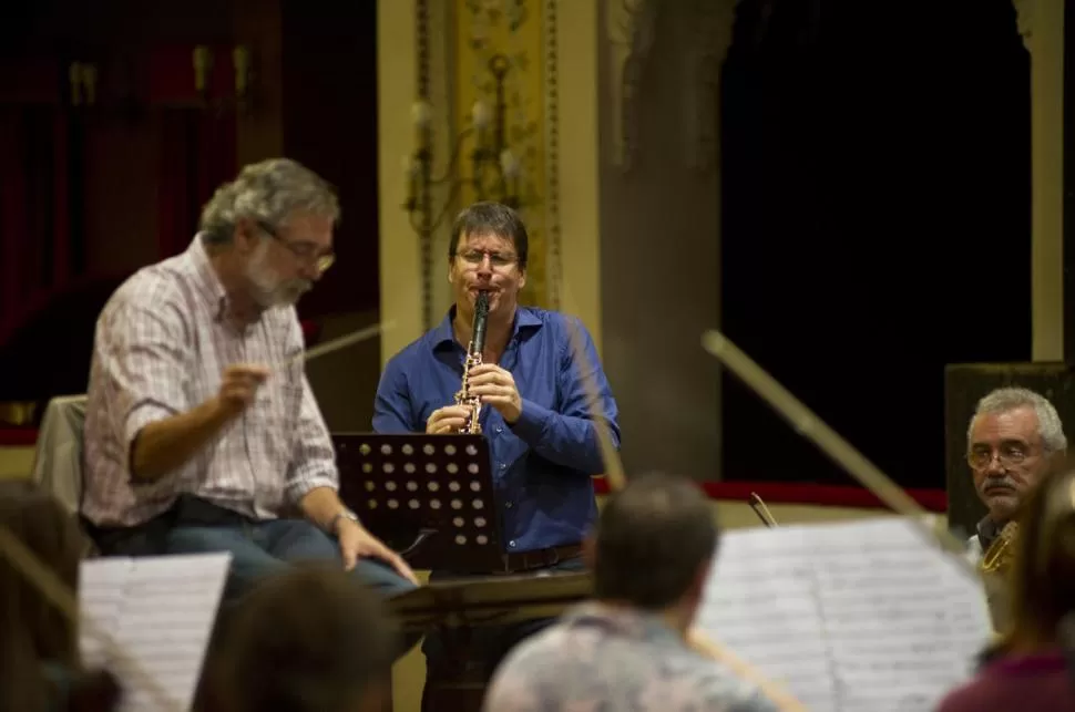 SÍNCOPAS Y CONTRATIEMPOS. En el ensayo, el maestro Sbrocco repite los últimos compases y el clarinetista se exige en un solo brillante.  la gaceta / fotos de jorge olmos sgrosso 