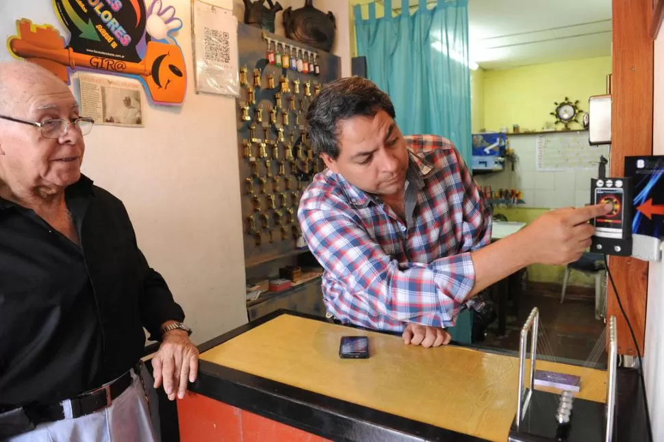 PADRE E HIJO. Los “cerrajeros 2.0” hacen demostraciones del sistema que crearon en la cerrajería de Miguel, el padre, ubicada a metros del Abasto. la gaceta / fotos de héctor peralta 