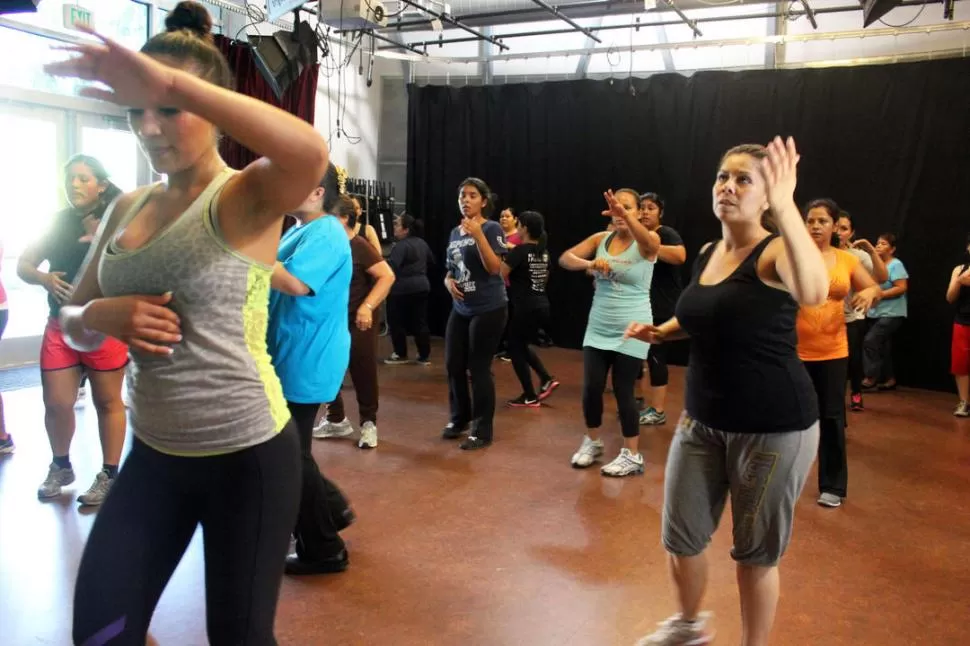 DISFRUTÁ. El baile mejora el ánimo, fortalece los huesos y músculos. pulsodeboyleheights.com