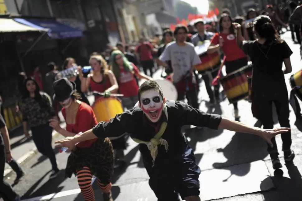 EN SANTIAGO. Estudiantes hacen una intervención teatral, en plena marcha. reuters