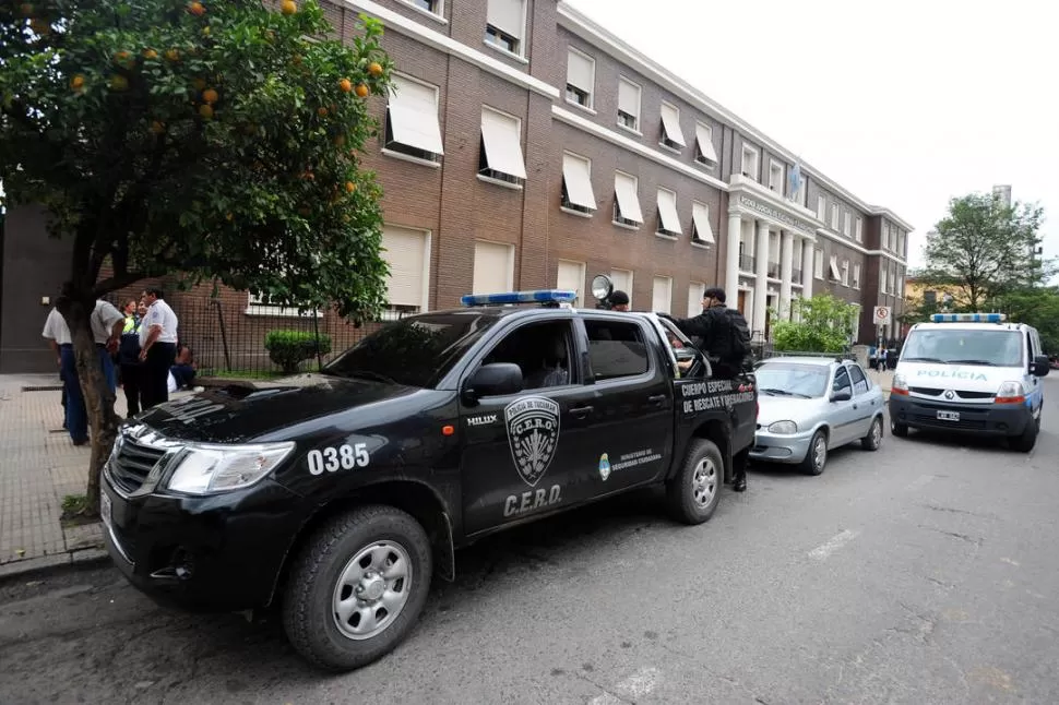 CONVOCATORIA. Los móviles policiales estacionaron temprano en tribunales. la gaceta / foto de diego aráoz