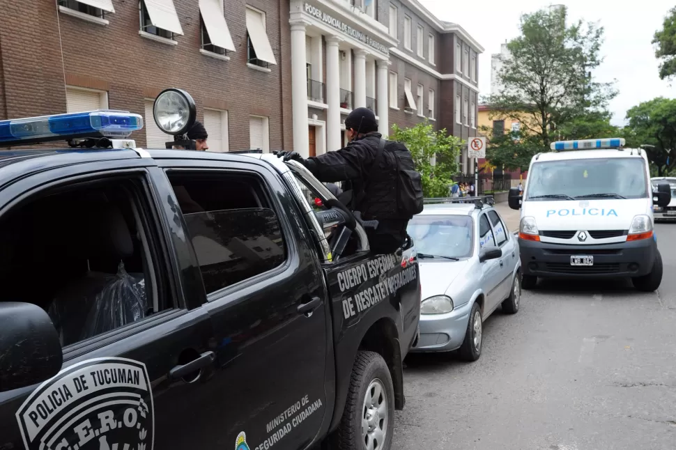 CUSTODIA. Desde ayer las fuerzas federales quedaron encargados de garantizar la integridad física de los fiscales Diego López Ávila y Adriana Giannoni.
LA GACETA/ FOTO DE DIEGO ARÁOZ