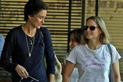 Jodie Foster se casó y seduce a Clooney