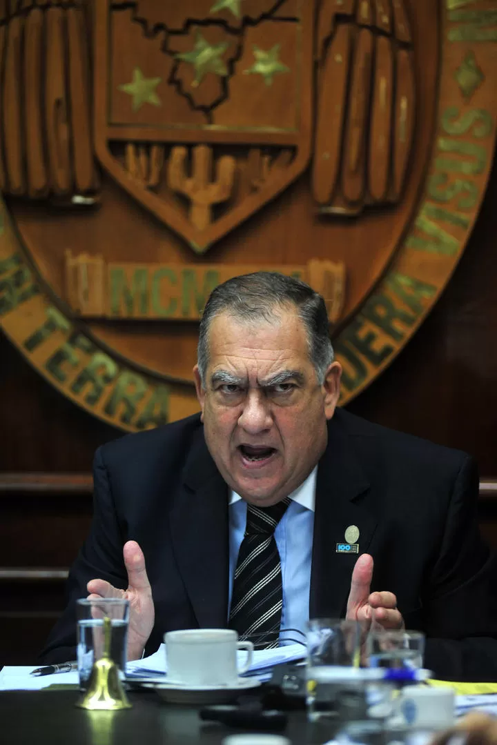 RÉPLICA. El rector de la UNT, Juan Cerisola, vinculó la investigación de la Justicia Federal con asuntos políticos. LA GACETA / FOTO DE DIEGO ARÁOZ (ARCHIVO)