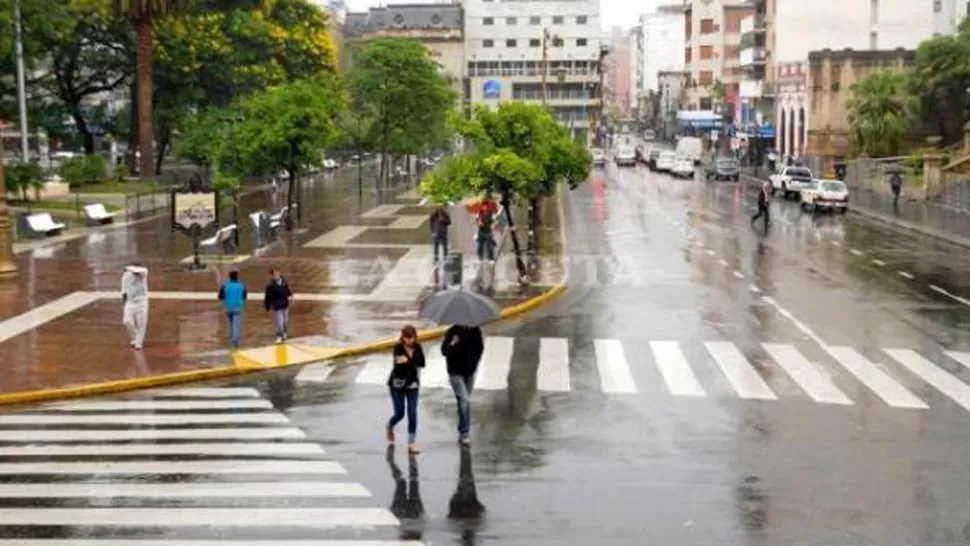 SALIR CON PARAGUAS. La lluvia será una constante en los próximos días. LA GACETA/ FOTO DE ARCHIVO