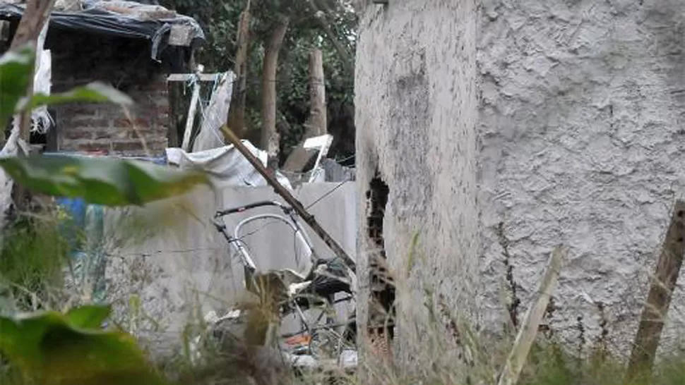 EL LUGAR DE LA TRAGEDIA. Los vecinos intentaron rescatar a las víctimas. TELAM