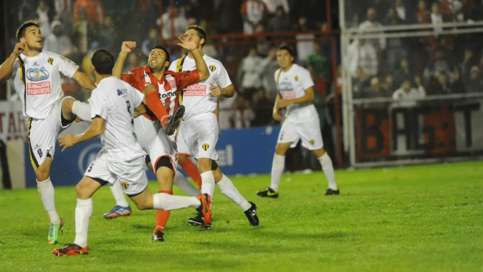 GOLEADOR. Silba, ante la marca de jugadores de Libertad. LA GACETA / FOTO DE HÉCTOR PERALTA