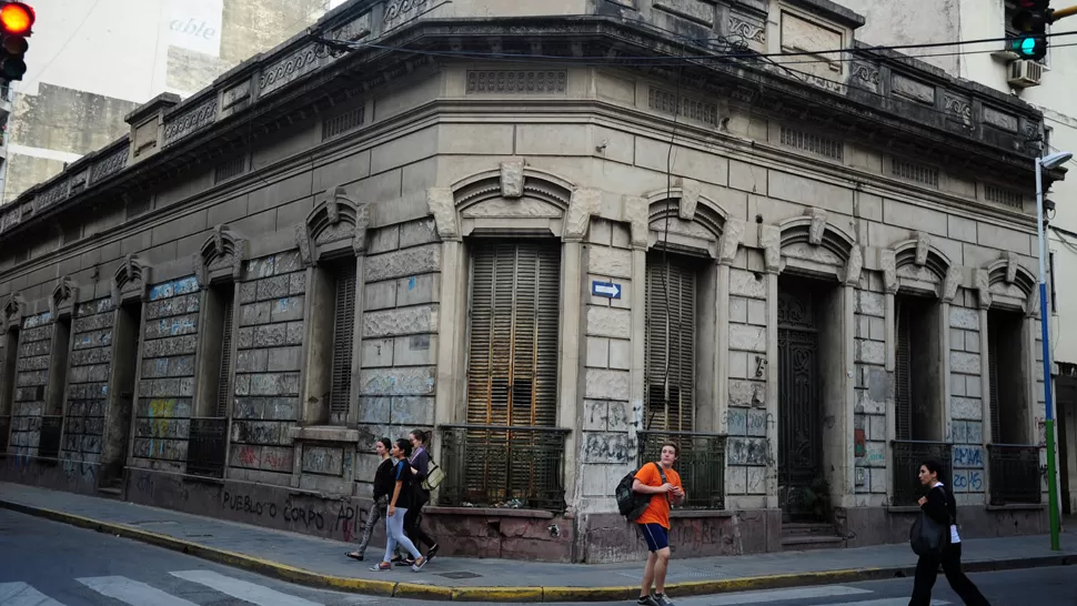 HUÉRFANA. Desde el municipio aseguran que la casona de Virgen de la Merced y Mendoza fue propiedad de la familia Paz Posse, luego de una sociedad de beneficencia y que hoy desconocen quiénes son sus propietarios. LA GACETA / FOTO DE DIEGO ARÁOZ