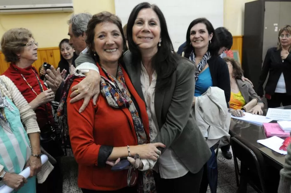 DUPLA ELECTORAL. Raquel Pastor y Silvia Agüero festejan la obtención del decanato y vicedecanato, respectivamente. LA GACETA / FOTO DE INÉS QUINTEROS ORIO