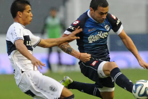 Quilmes aseguró su lugar en primera al vencier 2-0 a Gimnasia, que cede terreno en la punta