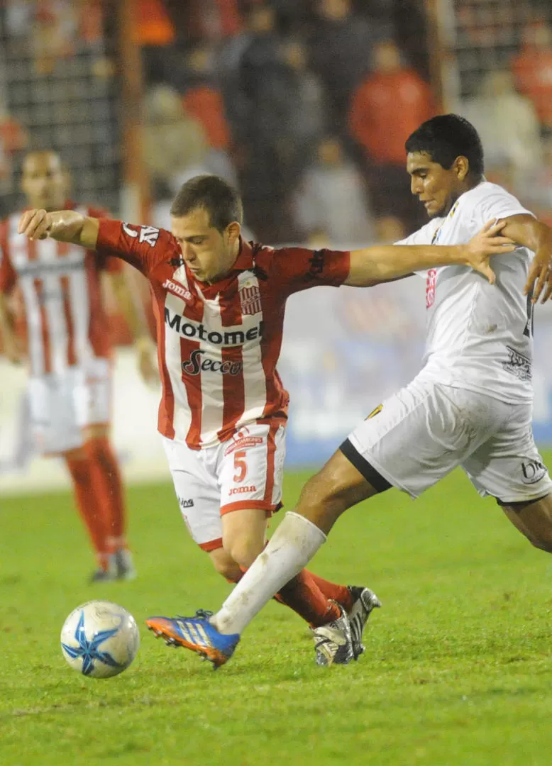 UN RELOJ. Augusto Max volvió a mostrar su enorme capacidad para marcar el equilibrio en la mitad de la cancha “santa”. 