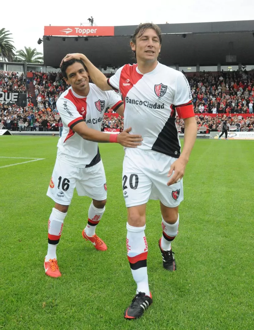 APLAUDAN, APLAUDAN... Víctor Figueroa (16) saluda al “Gringo” Heinze (20). 