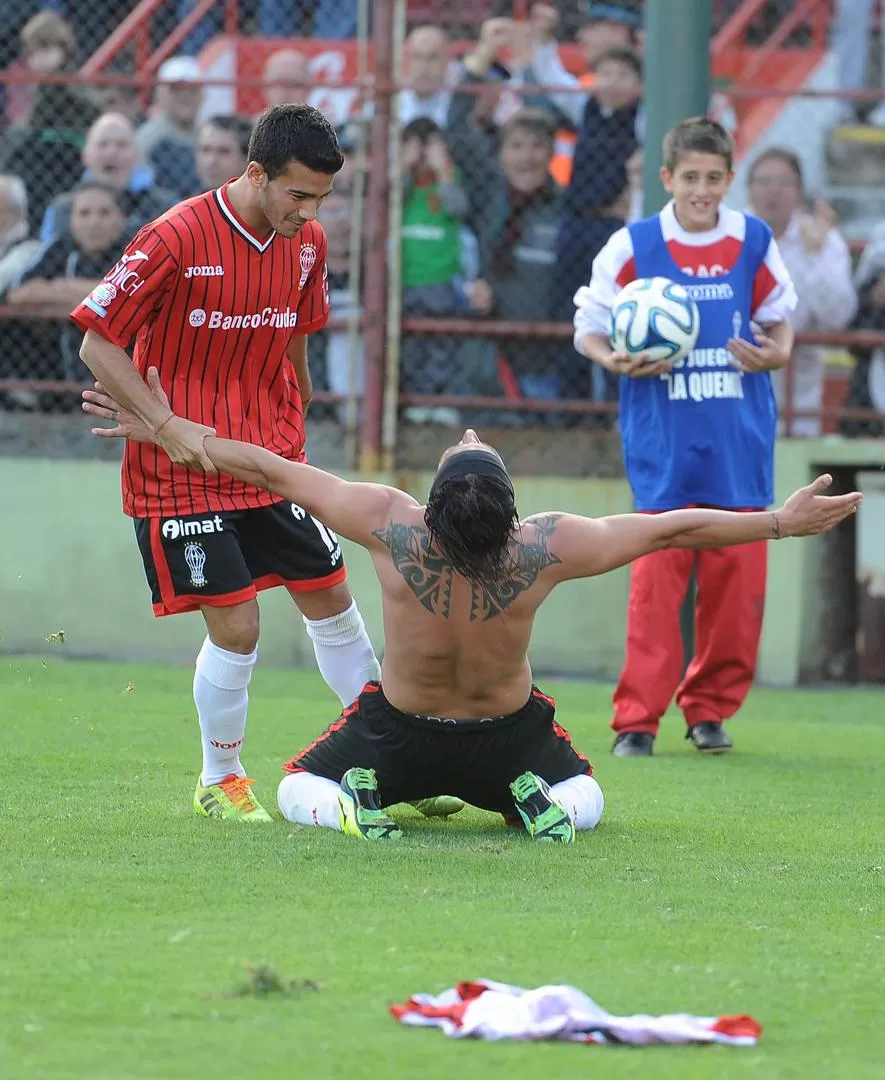 PARTIDO LIQUIDADO. Toranzo festeja su conquista de penal a Banfield. Fue el 3-0. 