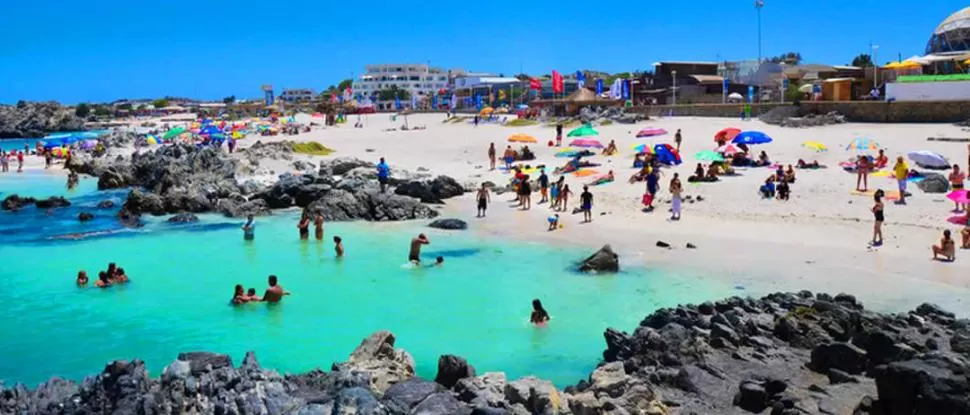 COMO EL CARIBE. Cierto que las playas del Pacífico chileno son playas de aguas frías. Pero vale la pena aventurarse ante tanta belleza. 