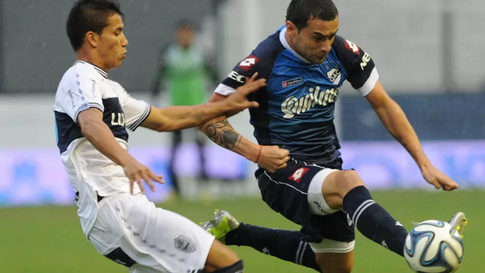 SORPRESA Y MEDIA. Uno peleaba por el título, el otro por la permanencia en primera. Ganó este último, Quilmes, por 2 a 0 a Gimnasia La Plata, que con esta derrota perdió terreno en la pelea por el título. TELAM