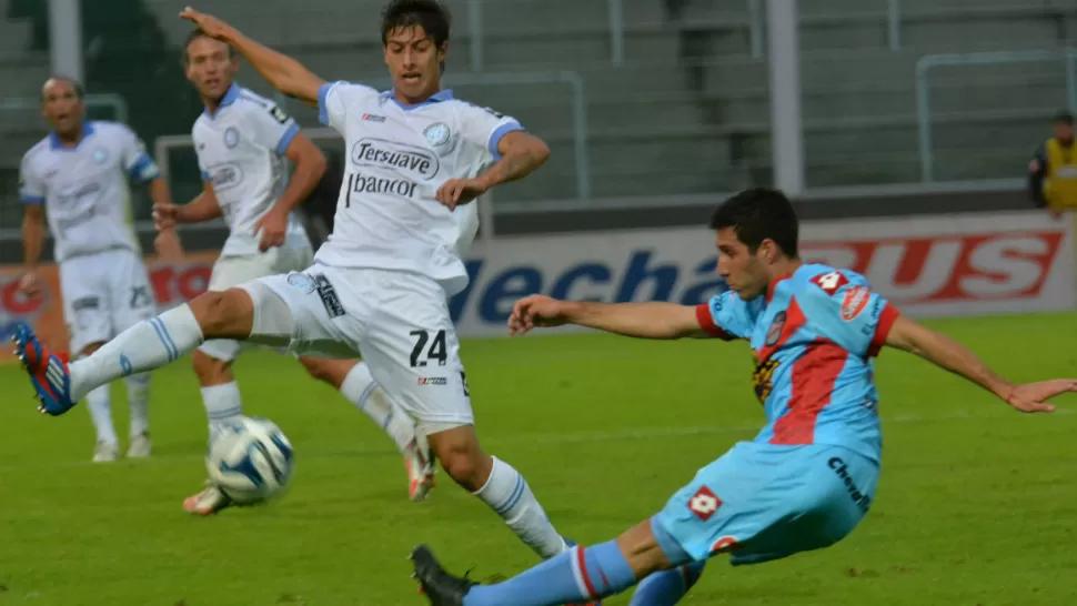 DURA LUCHA. Belgrano y Arsenal no se sacaron ventajas y empataron 0 a 0. TELAM