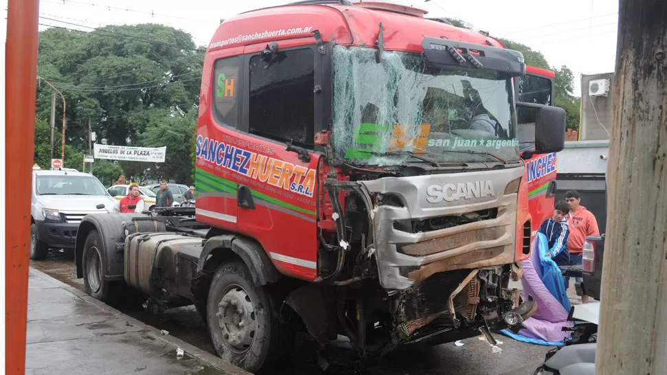 CON EL FRENTE DESTROZADO. El camión Scania fue trasladado a la Comisaría 4°.  LA GACETA / ANTONIO FERRONI