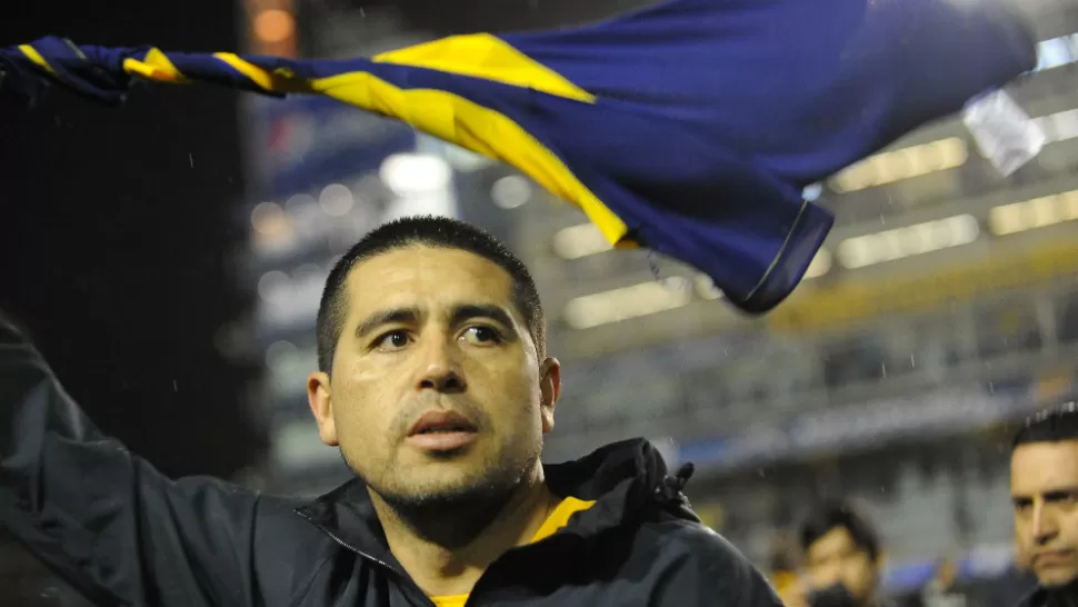 CUERDA PARA RATO. Sé que cuatro años son muchos, pero me siento bien, estoy disfrutando y tengo pensado seguir jugando, reiteró Riquelme, quien se retiró saludando a los hinchas de Boca, blandiendo una camiseta cual si fuera un poncho. TELAM