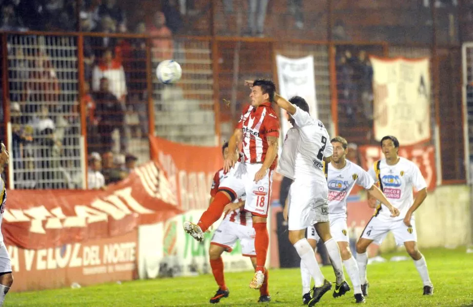 MOMENTO CUMBRE. Lenci ya conectó el cabezazo que se transformaría en el 2-1. 