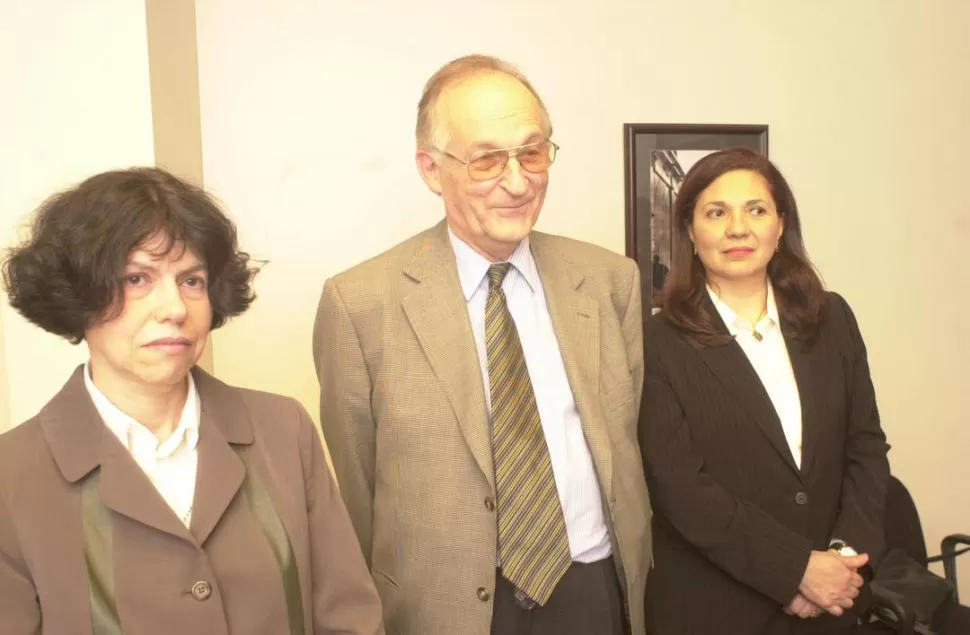 CRISTINA BAZÁN. La doctora (derecha) disertará mañana. LA GACETA / FOTO DE ENRIQUE GALÍNDEZ (ARCHIVO)