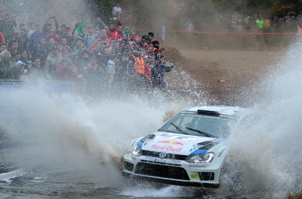 SÓLO EL AGUA LO TAPA. El VW Polo de Latvala pasa a toda velocidad por un vado en el momento justo en que el agua casi hace desaparecer la máquina. Una imagen magistralmente tomada.  