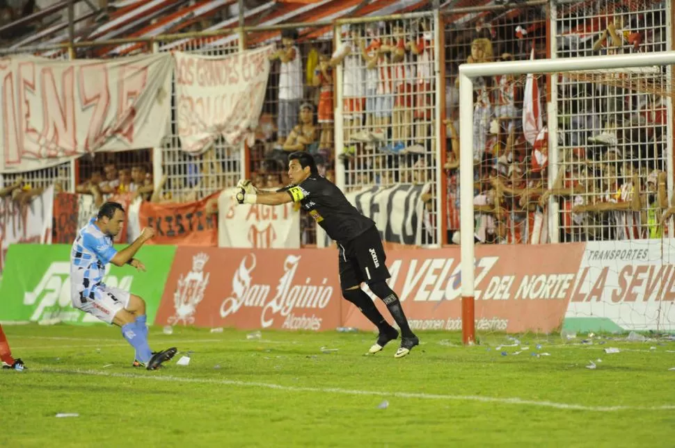 SIEMPRE DANDO UNA MANO. Diego Pave despeja con los puños. El arquero volvió a ser figura, como en cada partido. 