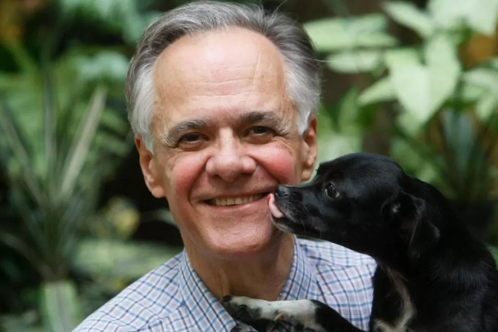 ETERNO RENEGANTE. Conocido por su furiosa crítica contra la Iglesia Católica, Vallejo renunció a su nacionalidad colombiana y adquirió la mexicana en 2007. alfaguara.com